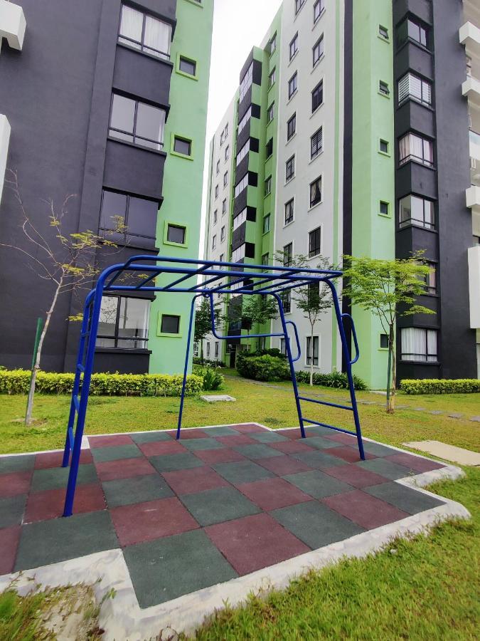 Kt's Homestay- Corner Unit - Manhattan Water Park- Station 18 Apartment